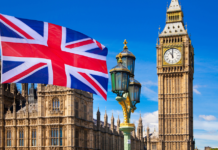 Británia zdvojnásobila daň z online kasín na 40 % — operátori škrtajú bonusy, prepúšťajú a hrozia odchodom