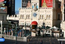 Fertitta kupuje Caesars za 17,6 miliardy dolárov. Šéf predávanej firmy Tom Reeg dostane ešte väčšie impérium Osvetlené kasína a hotely na Las Vegas Strip v noci