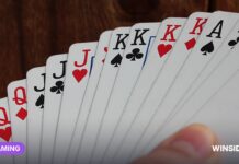 Indický najvyšší súd definitívne potvrdil zákaz rummy o peniaze. Flutter a ďalší operátori prehrali spor o skill hry Hracie karty a smartfón na stole, ilustrácia online rummy