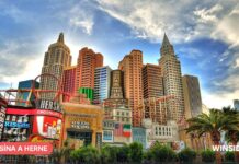 Las Vegas ťahá Caesars dole, regióny a online ho držia nad vodou. Čo vlastne kupuje Fertitta za 17,6 miliardy dolárov? Nočný pohľad na osvetlené kasínové rezorty na bulvári v Las Vegas
