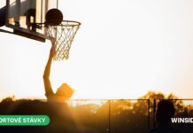 NBA podala ruku Kalshi a Polymarketu. Predikčné trhy získavajú v americkom športe punc legitimity Basketbalová lopta na palubovke v zaplnenej aréne