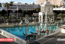 Steve Wynn sa po ôsmich rokoch vrátil do kasína. Spomínal na Mirage, ktoré za 630 miliónov dolárov zmenilo Las Vegas Nočný pohľad na osvetlené kasína na bulvári Strip v Las Vegas