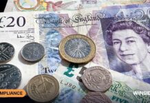 Výhru si vyberte, ale len jednu naraz. L&L Europe zaplatí v Británii 900 000 libier za zdržiavanie výplat Britské libry a kasínové žetóny na stole pri notebooku s online kasínom
